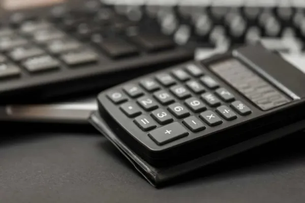 A imagem mostra um teclado numérico de uma calculadora, com os números e símbolos de operações matemáticas básicas, como adição, subtração, multiplicação e divisão. Esse tipo de calculadora é comumente utilizada para realizar cálculos financeiros e contábeis, o que pode ser relevante para o contexto do artigo "PIS / COFINS – Receita esclarece aplicação da suspensão das contribuições".