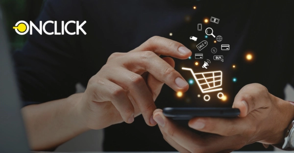 Pessoa segura smartphone com carrinho de compras virtual e ícones de e-commerce flutuando acima da tela. Logo "ONCLICK" no canto superior esquerdo.
