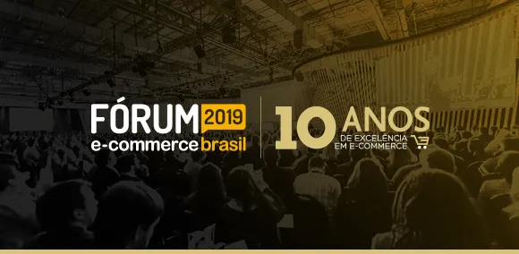A imagem é uma banner publicitária para o Fórum E-Commerce Brasil 2019, que comemora 10 anos de excelência no e-commerce. A banner mostra uma multidão de pessoas em um auditório, o que sugere um evento de grande porte e importância. O texto "FÓRUM 2019 e-commerce brasil" está em destaque, juntamente com a menção dos "10 anos de excelência em e-commerce", realçando a experiência e o sucesso do evento ao longo dos anos.