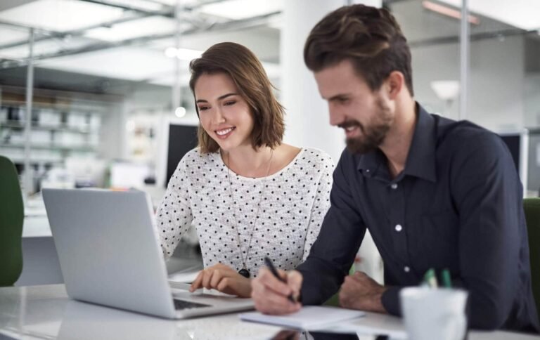Pessoas buscando como cconsultoria para e-commerce
