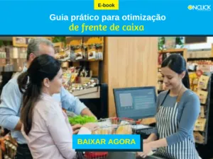 A imagem é uma captura de tela de um e-book intitulado "Guia prático para otimização de frente de caixa". A captura mostra uma cena de uma loja de varejo, onde uma funcionária está atendendo um cliente. O cliente está segurando uma cesta de compras e parece estar prestes a finalizar a compra. A funcionária está interagindo com o cliente, provavelmente realizando o check-out.
No contexto do material "otimização para frente de caixa", a imagem pode ser usada para ilustrar a importância de uma experiência de compra eficiente e agradável para os clientes.