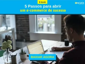 A imagem é uma arte para um e-book intitulado "5 Passos para abrir um e-commerce de sucesso", promovido pela empresa ONCLICK. Exibe um homem sentado em uma mesa com um laptop, simbolizando o planejamento e a gestão de um negócio online. O design visual incentiva o download do e-book, oferecendo uma solução para quem deseja estabelecer um ecommerce com êxito.