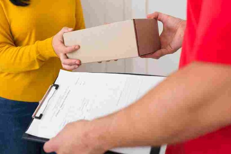 Pessoas entregando e recebendo um pacote, simbolizando a finalização de uma política de devoluções de produtos. Representa a importância de estabelecer processos claros para acolhimento de itens e a fim de garantir a satisfação do cliente.