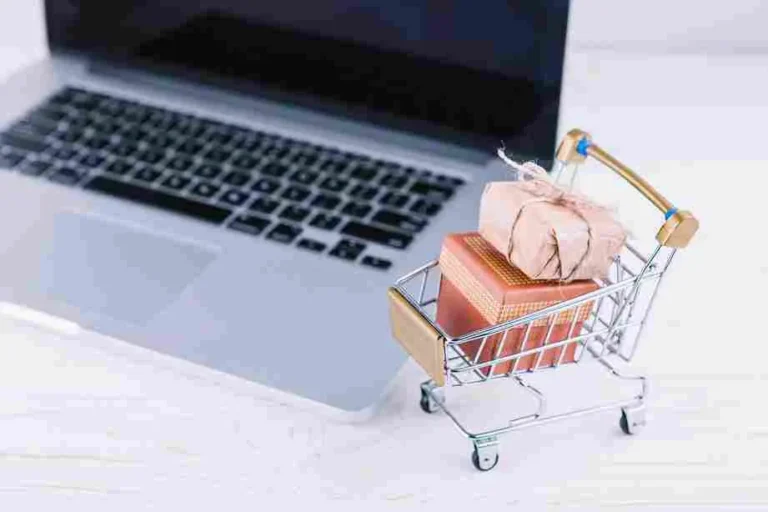 A imagem retrata alguns elementos-chave relacionados à importância do ERP (Enterprise Resource Planning) para alavancar as vendas em marketplaces. Portanto, a imagem indica que a integração do ERP com plataformas de marketplace é crucial para otimizar a gestão de estoque, pedidos, faturamento e, consequentemente, alavancar as vendas no ambiente online.
