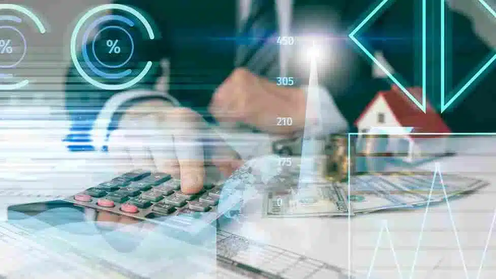 A imagem mostra uma interface digital com diversos elementos gráficos, incluindo porcentagens, números e formas geométricas. Isso sugere que o conteúdo está relacionado a aspectos financeiros e tributários do comércio eletrônico (e-commerce). A imagem parece estar associada a um artigo sobre tributação no e-commerce, com foco em dados, estatísticas e informações relevantes para esse contexto.