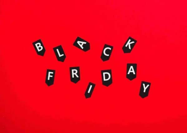 A imagem destaca a Black Friday com letras em formigas espalhadas em um fundo vermelho, representando a importância desse evento para o comércio eletrônico. O artigo menciona que a empresa ONCLICK relata um aumento de 300% no e-commerce de seus clientes, sugerindo que a Black Friday pode ser lucrativa fora de sua data tradicional, impulsionando vendas e crescimento nos negócios online.