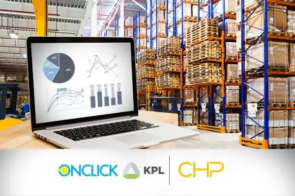 A imagem mostra um laptop aberto exibindo um gráfico de análise de dados em sua tela, posicionado em um ambiente de armazém ou centro de distribuição. Abaixo do laptop, estão os logos das empresas ONCLICK, KPL e CHP, indicando uma parceria entre elas. Essa imagem é muito relevante para o artigo "ONCLICK e Grupo CHP fecham parceria para ofertar gestão de logística", pois ela representa visualmente a colaboração entre essas empresas na área de logística e gestão de dados.