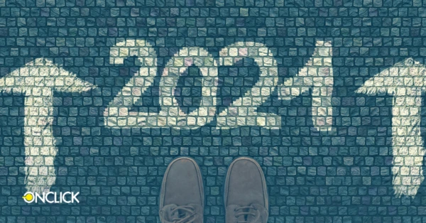 Imagem com o ano "2021" formado por pedras em uma calçada, com setas apontando para cima e para baixo, simbolizando tendências e direções para o novo ano. Um par de sapatos no centro inferior representa a perspectiva de quem está se preparando para o futuro. O logo da ONCLICK aparece no canto inferior esquerdo, indicando que se trata de uma imagem relacionada a planejamento estratégico para lojas e negócios no ano de 2021.