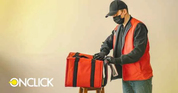 Entregador usando máscara e luvas segurando uma bolsa térmica vermelha, representando entregas seguras durante a pandemia. O logo da ONCLICK aparece no canto inferior esquerdo, indicando que se trata de uma solução de entrega da empresa. A imagem transmite a mensagem de segurança e profissionalismo no serviço de entregas.