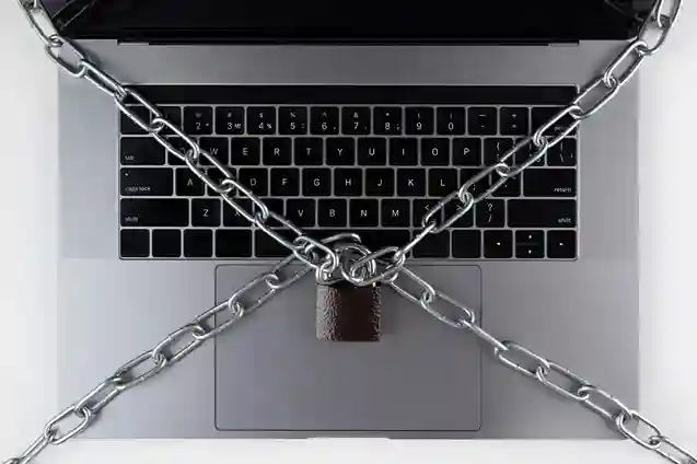 A imagem retrata uma situação de vulnerabilidade e risco de segurança digital para uma empresa. A imagem destaca a importância de implementar medidas de segurança robustas para proteger a empresa contra ataques cibernéticos e vazamentos de dados, como o uso de criptografia, autenticação forte e controle de acesso aos sistemas.