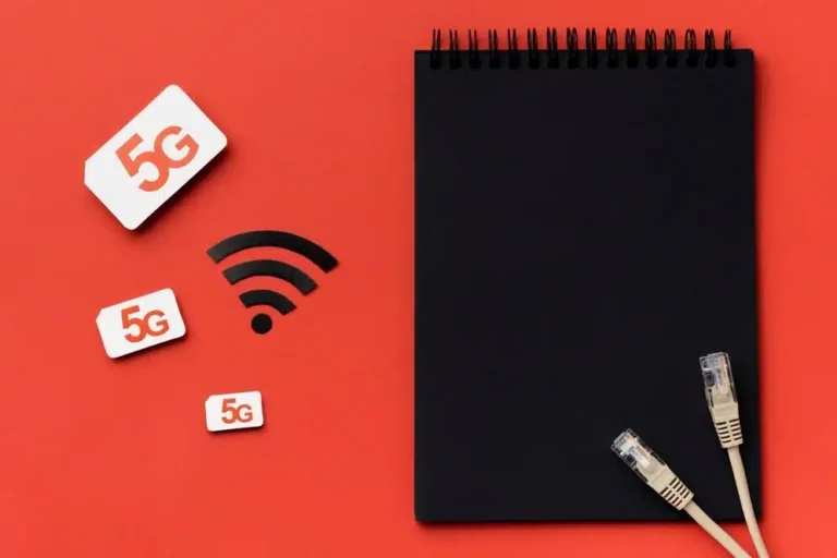 A imagem aponta para os principais aspectos a serem considerados pelas indústrias brasileiras ao adotarem a tecnologia 5G, como a infraestrutura de rede, a sinalização da tecnologia e a necessidade de planejamento e documentação desse processo de transformação digital.