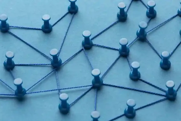 Imagem de um modelo de rede de pontes e fios, simbolizando conexões, integrações e sistemas de rede. Representa conceitos de tecnologia de rede, integração digital e infraestrutura de comunicação.