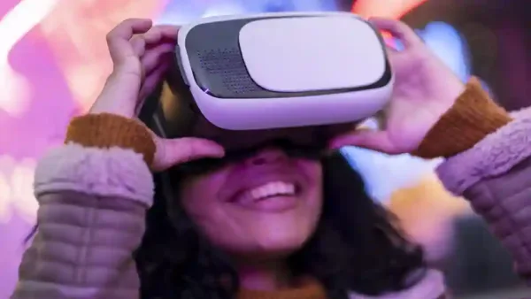 Pessoa usando um dispositivo de realidade virtual (VR), simbolizando a experiência imersiva e a integração entre o mundo físico e digital, conforme discutido no artigo sobre a jornada phygital.