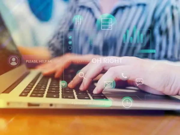 A imagem mostra uma pessoa usando um laptop, com várias sobreposições de ícones e mensagens que representam interações digitais e solicitações de assistência, como "PLEASE, HELP ME" e "OH RIGHT". Isso pode ser associado ao artigo sobre "Monitoramento após a implantação de ERP: a importância da manutenção e atualização", onde a imagem simboliza a necessidade de suporte contínuo e a importância de manter o ERP atualizado e funcional. A presença de ícones de relatórios, gráficos e mensagens de chat sugerem a atividade diária de gerenciamento de sistemas e a comunicação necessária para resolver problemas e melhorar o desempenho do ERP após sua implantação.