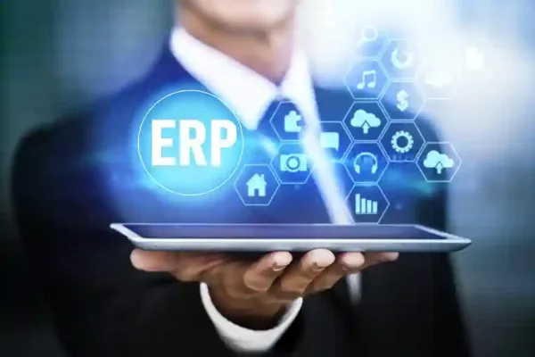 A imagem simboliza os benefícios de um sistema ERP (Enterprise Resource Planning) para empresas de varejo, mostrando um executivo com um tablet com ícones de ERP em volta, como nuvem, finanças e relatórios. Isso representa a integração e otimização de recursos, melhorando a gestão de estoque, financeiras e operacionais, e facilitando a tomada de decisões baseadas em dados para varejistas.