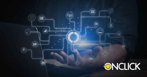 Mão segurando interface digital com ícones de tecnologia e comércio eletrônico flutuando acima. Logo "ONCLICK" no canto inferior direito. Conceito visual de integração e soluções digitais.