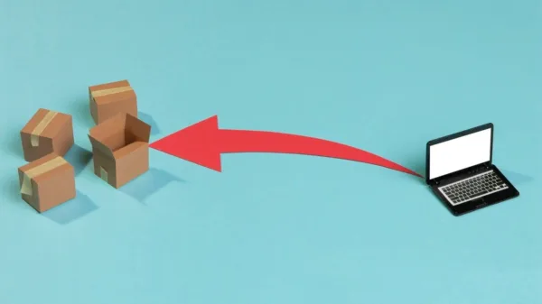 A imagem ilustra a ideia de integração de canais de comércio eletrônico, com uma seta apontando de caixas para um laptop, simbolizando o fluxo de produtos e informações entre o varejo e o e-commerce. No contexto do artigo, isso reflete a importância da arquitetura omnichannel, que permite uma experiência de compra consistente e integrada aos clientes, independentemente do canal utilizado.