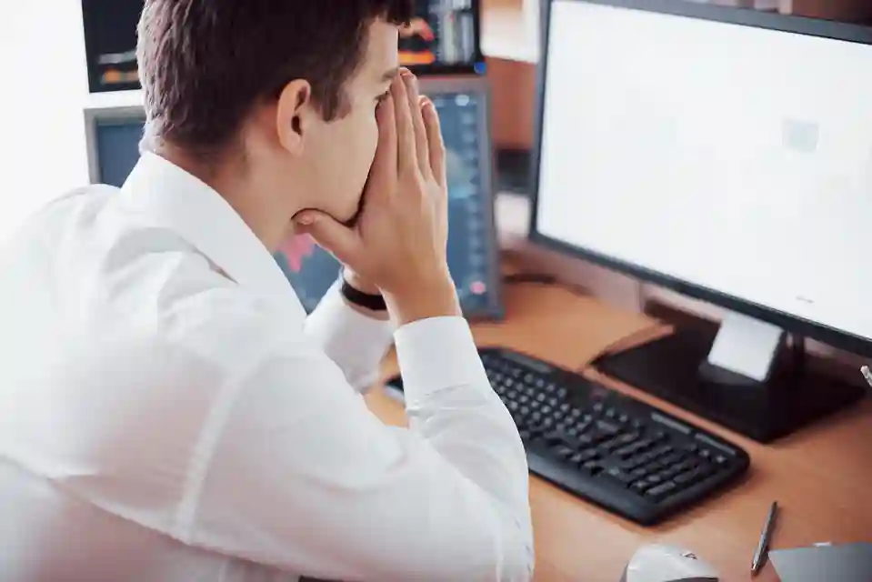 Profissional preocupado diante do computador analisando falhas em sistema, representando erros na implantação de ERP, falta de planejamento, riscos operacionais e desafios na gestão empresarial.