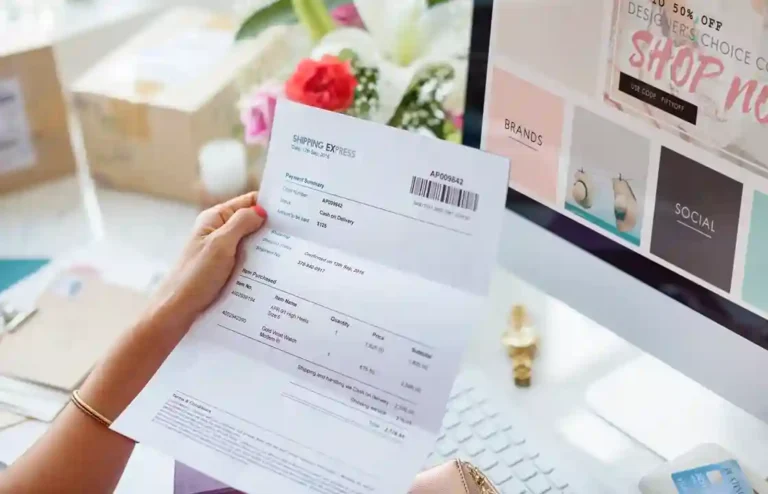 Pessoa segurando recibo de compra online próximo ao computador, representando emissão de recibos, controle financeiro, comprovante de pagamento e gestão de vendas no e-commerce.