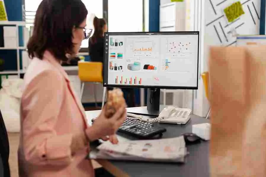 Centralização absoluta que vai desde o cadastro de produtos padronizado até a conciliação e margem por SKU em tempo real. Controle absoluto da promessa de entrega com monitoramento do SLA por região a partir de hubs centrais. Dashboards de performance e auditoria totalmente adaptados para apps de gestão, garantindo decisões rápidas na palma da mão.